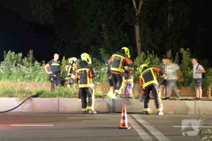 Brandweer dooft bermbrand