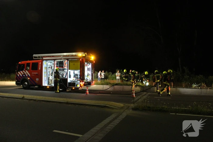 Brandweer dooft bermbrand