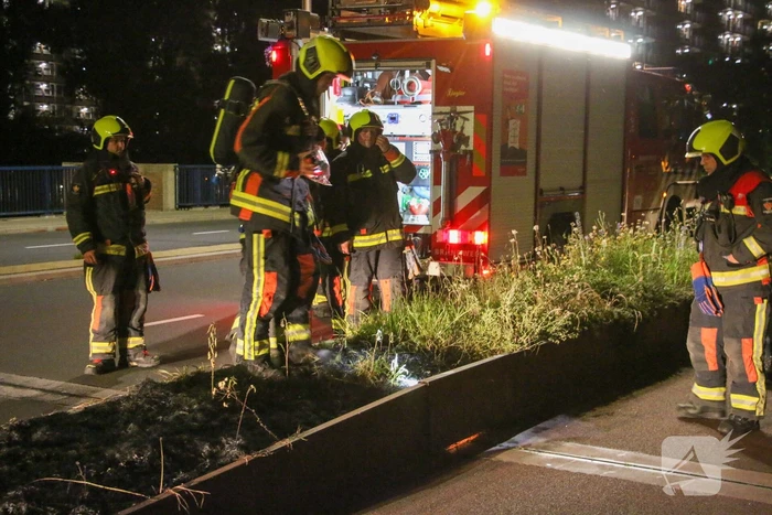 Brandweer dooft bermbrand