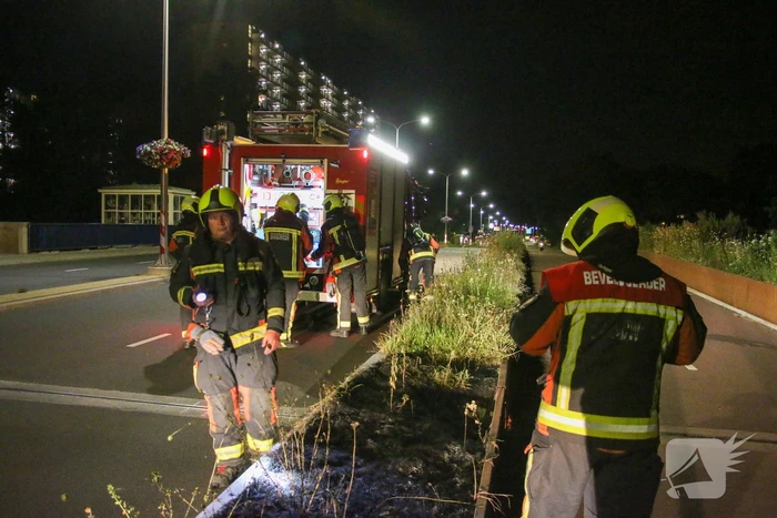 Brandweer dooft bermbrand