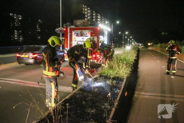 Brandweer dooft bermbrand