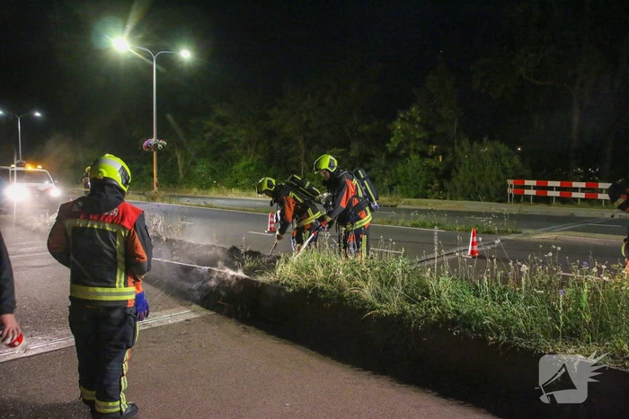 Brandweer dooft bermbrand