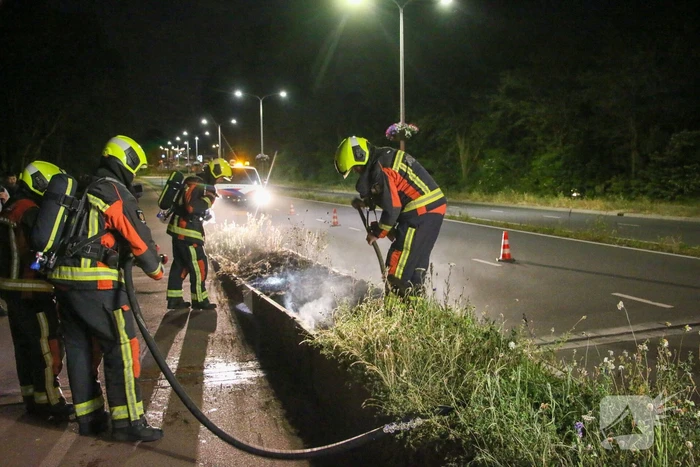 Brandweer dooft bermbrand
