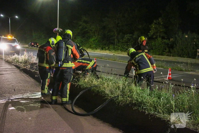 Brandweer dooft bermbrand