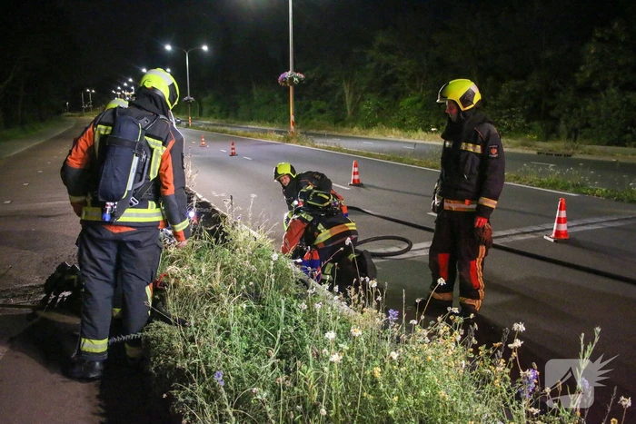 Brandweer dooft bermbrand