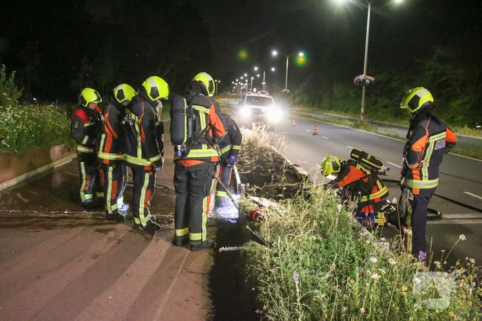 Brandweer dooft bermbrand