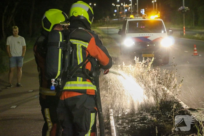 Brandweer dooft bermbrand