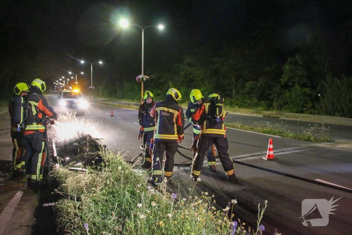Brandweer dooft bermbrand