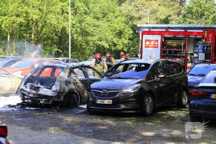 Meerdere voertuigen uitgebrand op parkeerplaats hotel