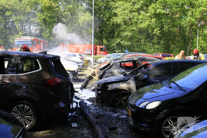 Meerdere voertuigen uitgebrand op parkeerplaats hotel