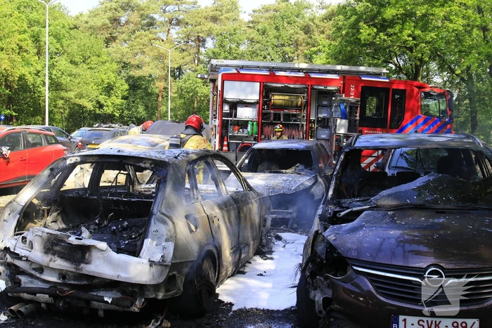 Meerdere voertuigen uitgebrand op parkeerplaats hotel