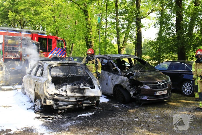 Meerdere voertuigen uitgebrand op parkeerplaats hotel