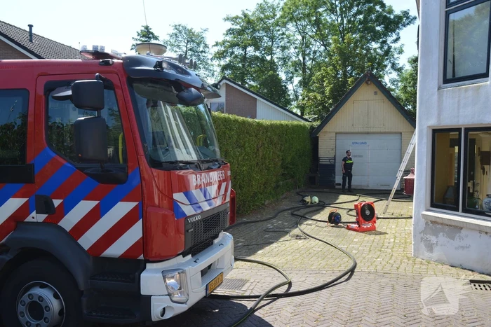 Brandweer blust dakbrand woning