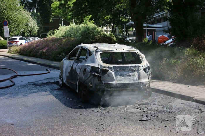 Auto brandt volledig uit