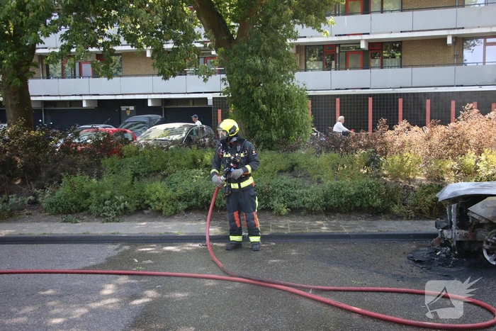 Auto brandt volledig uit