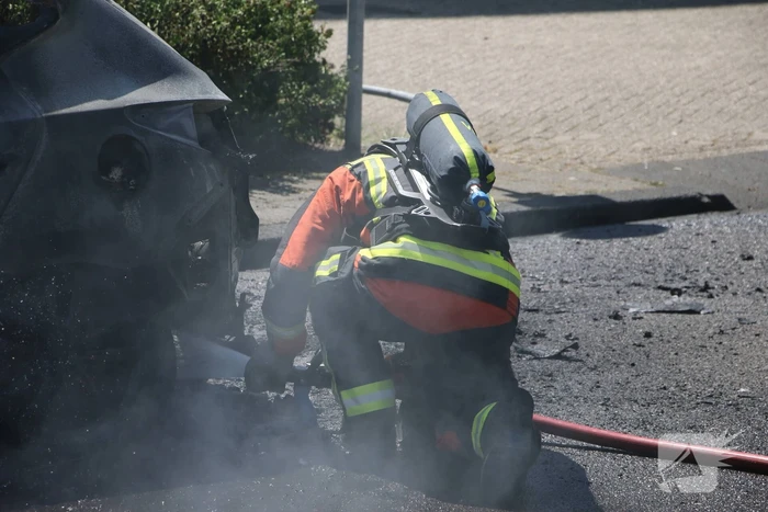 Auto brandt volledig uit
