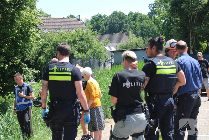 Auto raakte water, bestuurder bevrijdt