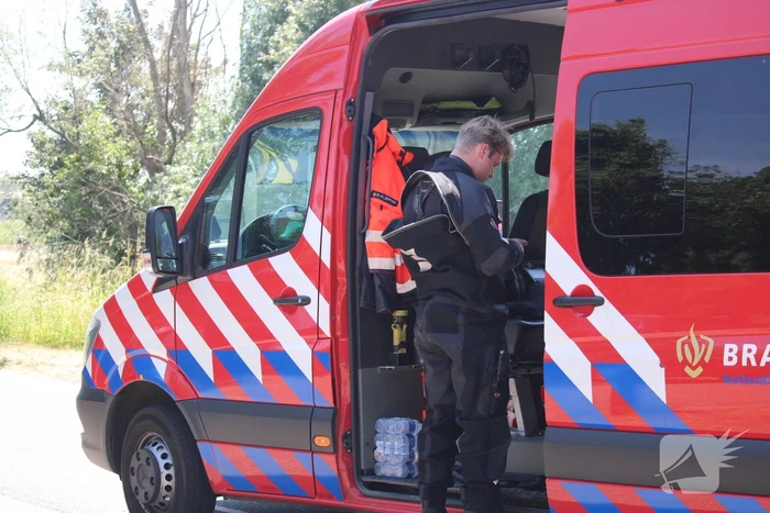 Auto raakte water, bestuurder bevrijdt