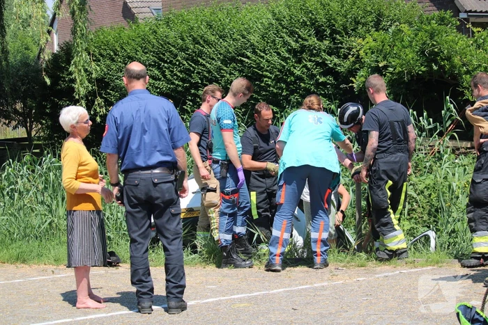 Auto raakte water, bestuurder bevrijdt