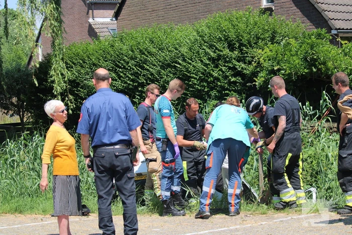 Auto raakte water, bestuurder bevrijdt