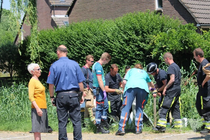 Auto raakte water, bestuurder bevrijdt