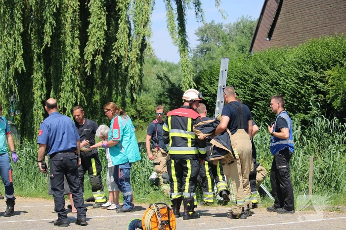 Auto raakte water, bestuurder bevrijdt