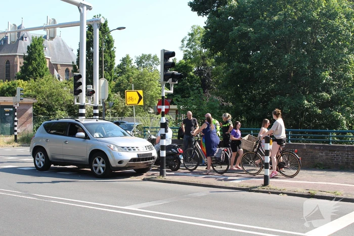 Personenauto en fietser in botsing op kruising