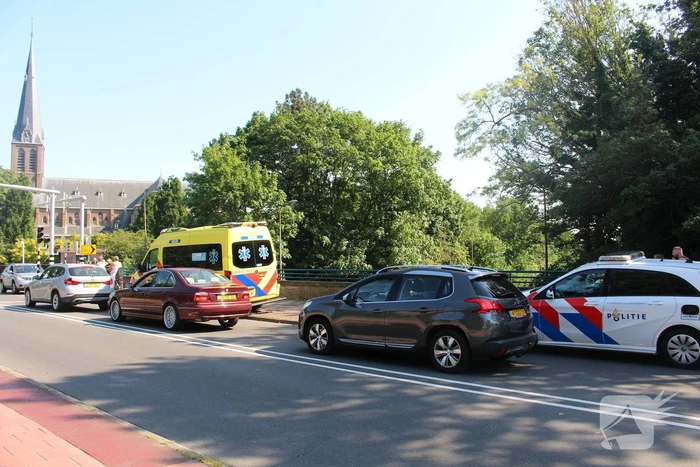 Personenauto en fietser in botsing op kruising