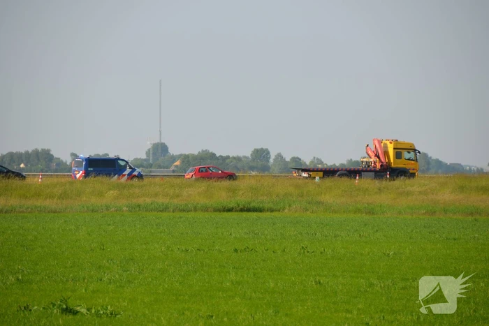 Auto raakt vangrail na eenzijdig ongeval