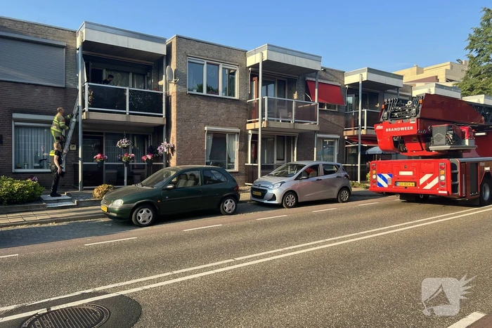 Man komt met hand tussen luifel terecht