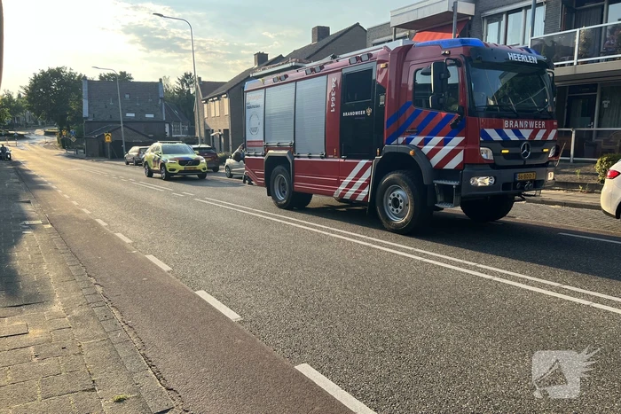 Man komt met hand tussen luifel terecht