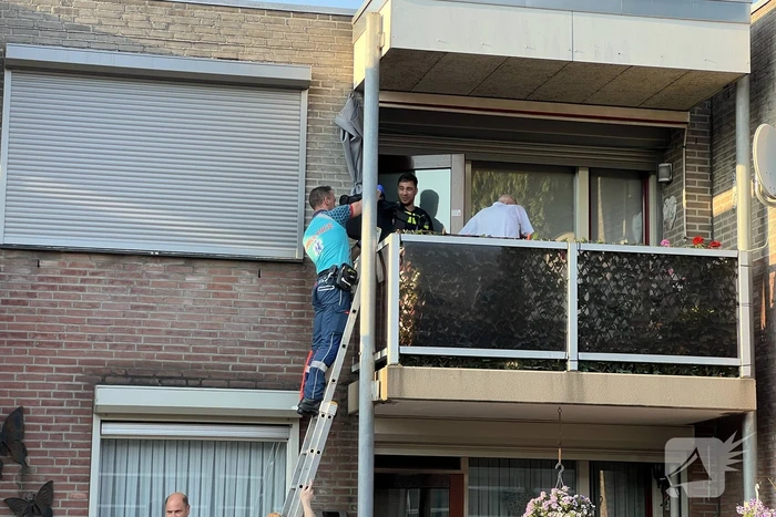 Man komt met hand tussen luifel terecht