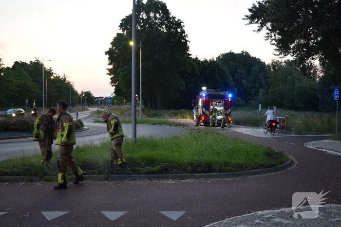 Bermbrand recht tegenover brandweerkazerne