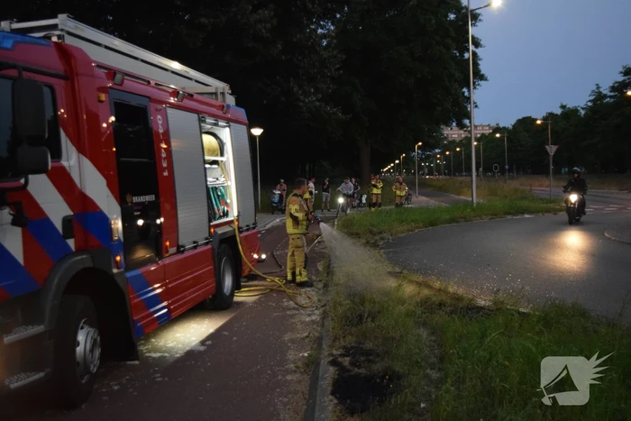 Bermbrand recht tegenover brandweerkazerne