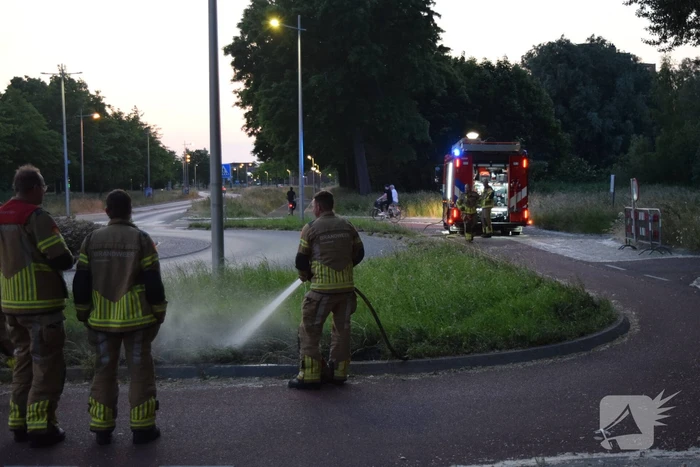 Bermbrand recht tegenover brandweerkazerne
