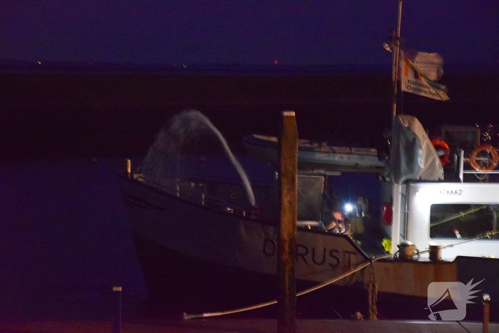 Rondvaartboot maakt water in haven