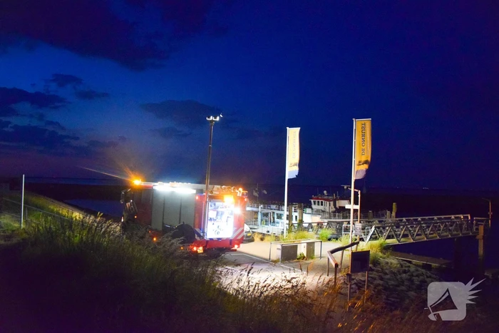 Rondvaartboot maakt water in haven