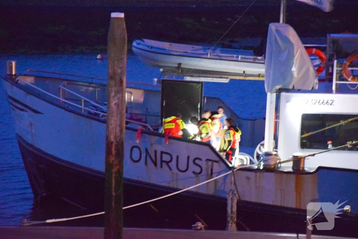 Rondvaartboot maakt water in haven