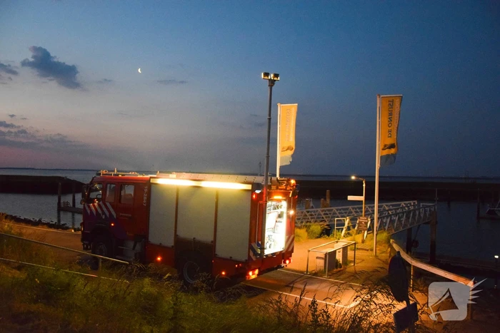 Rondvaartboot maakt water in haven