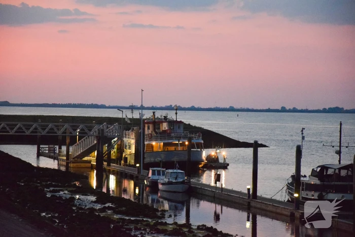 Rondvaartboot maakt water in haven