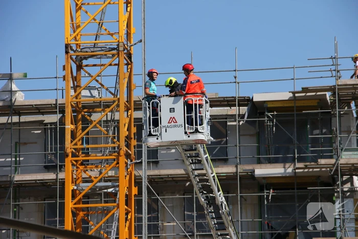 Bouwvakker komt onder betonblok terecht en raakt zwaargewond