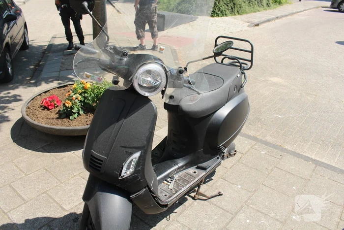 Scooterrijder botst op stenen blok