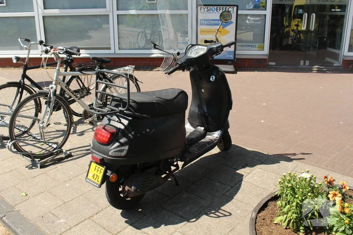 Scooterrijder botst op stenen blok