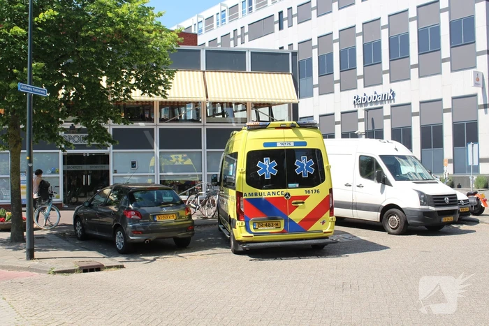 Scooterrijder botst op stenen blok