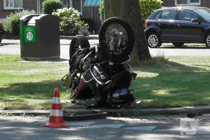 Motor belandt op de kop na aanrijding