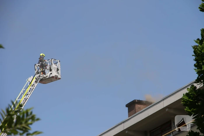 Enorme rookontwikkeling uit schoorsteen van flat