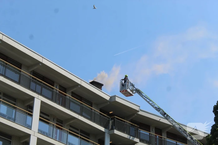 Enorme rookontwikkeling uit schoorsteen van flat