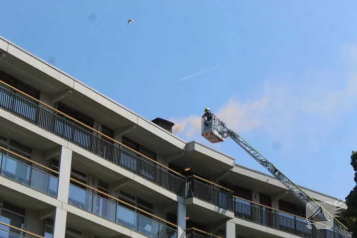 Enorme rookontwikkeling uit schoorsteen van flat