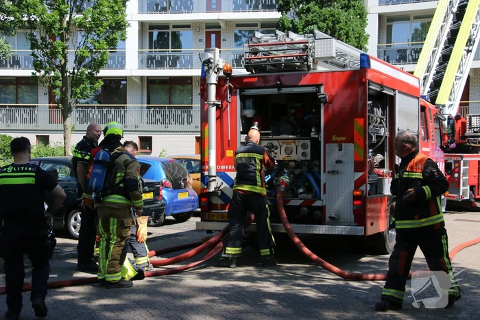 Enorme rookontwikkeling uit schoorsteen van flat