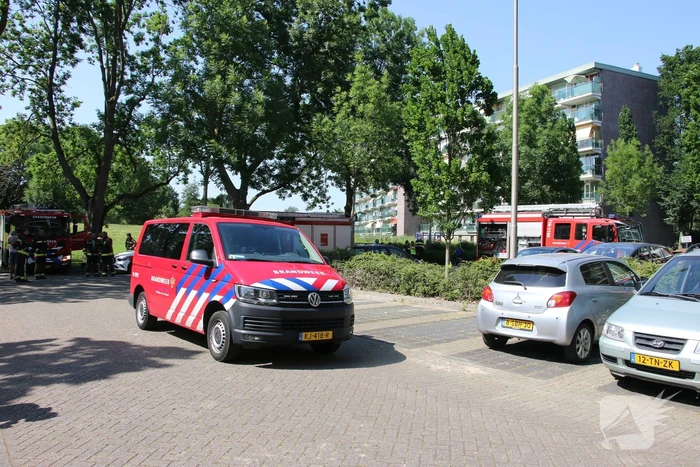 Enorme rookontwikkeling uit schoorsteen van flat
